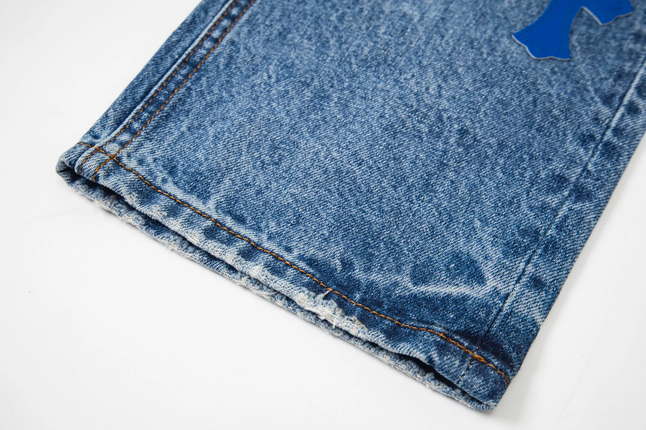 P260 Chrome Hearts Blue Pants Black White Blue Multi-Leather Jeans Top Version Chrome Hearts Jeans with Leather Jeans It is well known that chromehearts jeans use vintage Levis jeans as the base plate for creation. They usually add their own unique silver buckles and silver ornaments, plus leather embellishments. This is what doubles the value of these vintage jeans, because the base plate is Vintage jeans, jeans themselves have become very soft and comfortable after years of baptism, which can be distinguished from ordinary jeans. Regarding the size, you should also refer to the pants data. Style number: 1735# Size: 28 30 32 34 36